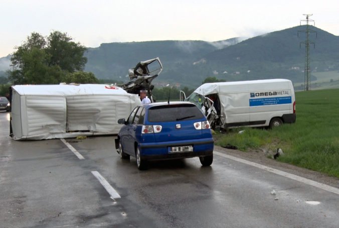 Foto: Vodič neprežil čelnú zrážku s Fiatom Ducato, ktorý v zákrute prešiel do protismeru