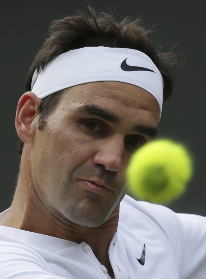 Tenisová elita sa pripravuje na turnaj Roland Garros, Federer však radšej zabáva divákov cirkusu