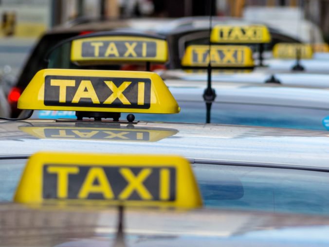 INESS navrhuje liberalizáciu taxislužieb, Uber či Taxify by mohli spadať do osobitej kategórie