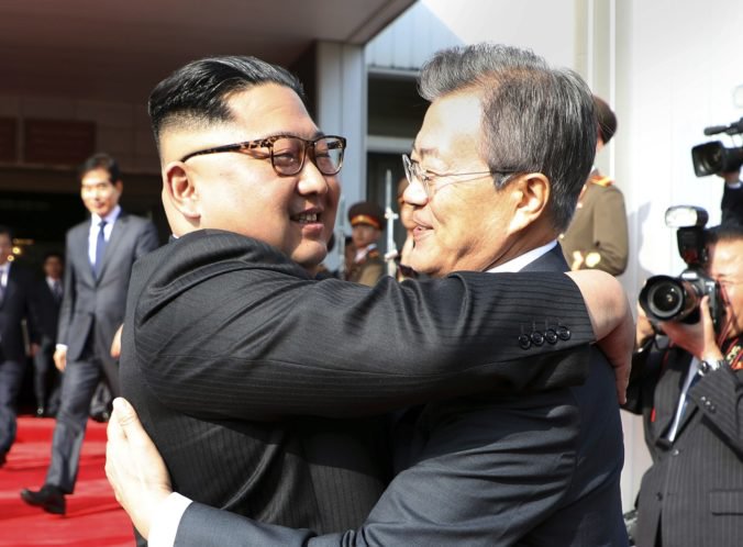 Lídri Severnej a Južnej Kórey prekvapili, nečakane sa stretli v demilitarizovanej zóne