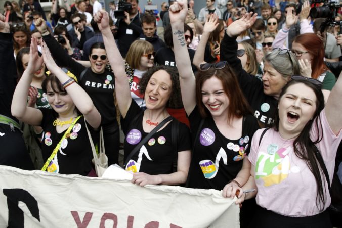 Referendum v Írsku rozhodlo o zrušení ústavného zákazu potratov, odporcovia hovoria o tragédii