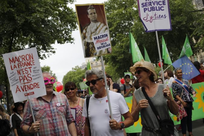 Francúzi protestovali proti reformám Macrona, vyčítajú mu politiku v prospech bohatých