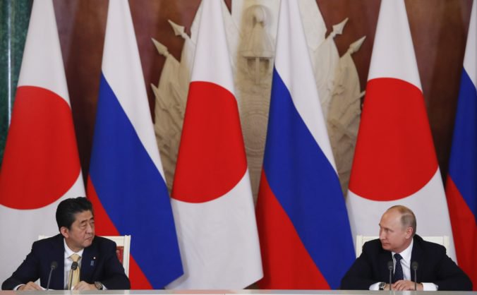 Ruský prezident Putin a japonský premiér Abe v Moskve rokovali o Kurilách a mierovej dohode