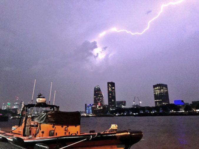 Video: Veľkú Britániu zasiahla silná búrka s tisíckami bleskov, narušila aj leteckú dopravu