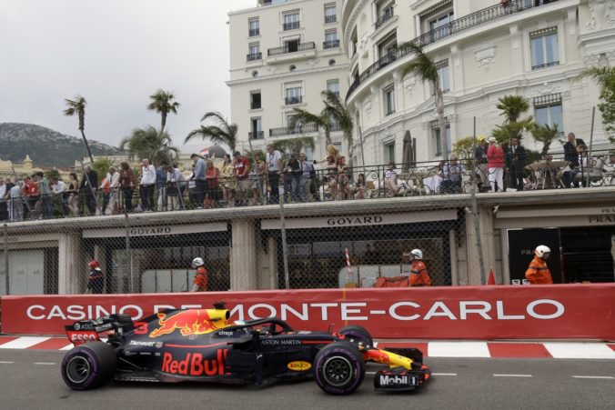 Ricciardo po štarte z pole position sa aj napriek technickým problémom stal víťazom VC Monaka