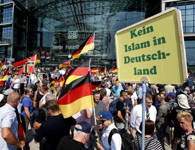 Žiadny islam v Nemecku či Merkelová musí odísť, mali ľudia na transparentoch na proteste v Berlíne