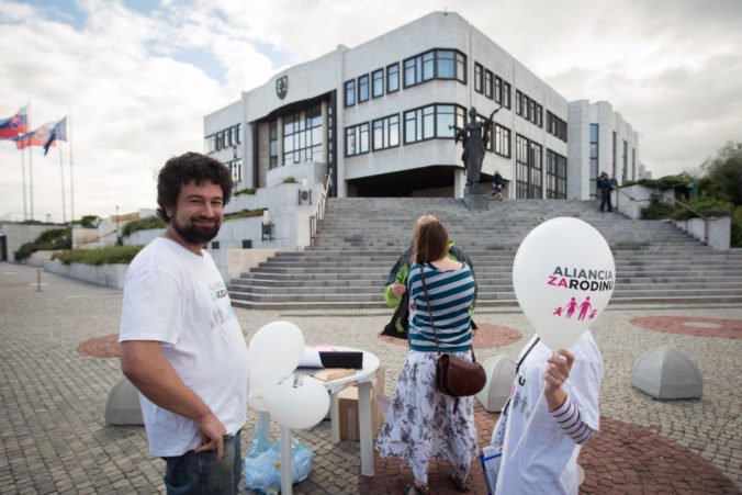 Na Slovensku sa potratom zabilo vyše milióna detí, vraví Aliancia za rodinu a odovzdala petíciu