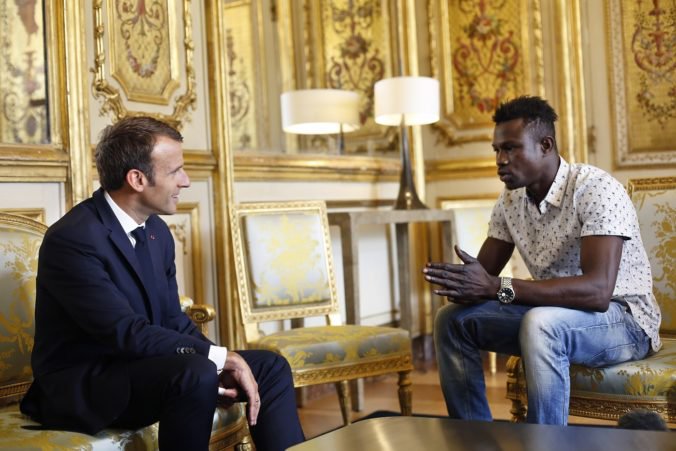 Video: Migrant zachránil dieťa visiace z balkóna, Macron mu udelí francúzske občianstvo