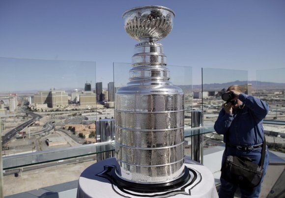 Začína sa finále NHL, o Stanleyho pohár sa pobije večný favorit a nováčik z Vegas aj s Tatarom