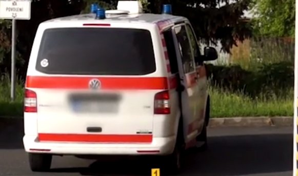 Video: V českej sanitke po nehode zahynula žena, vodič nafúkal jedno promile