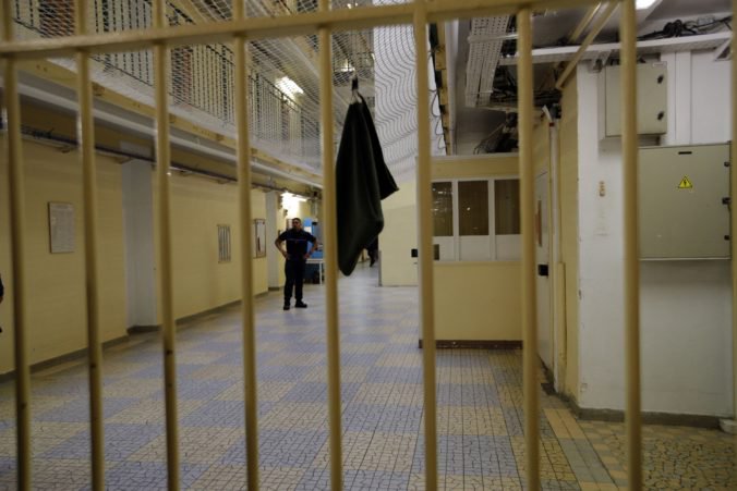 Z francúzskych väzení prepustia desiatky odsúdených teroristov, prokurátor naznačil veľké riziko