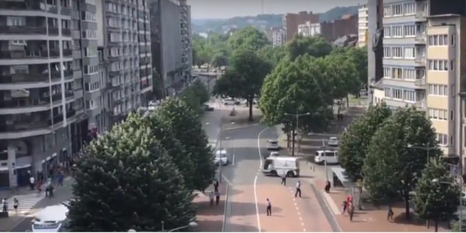 Video: V Belgicku sa strieľalo, ozbrojený muž zabil policajtov a pri úteku použil rukojemníčku
