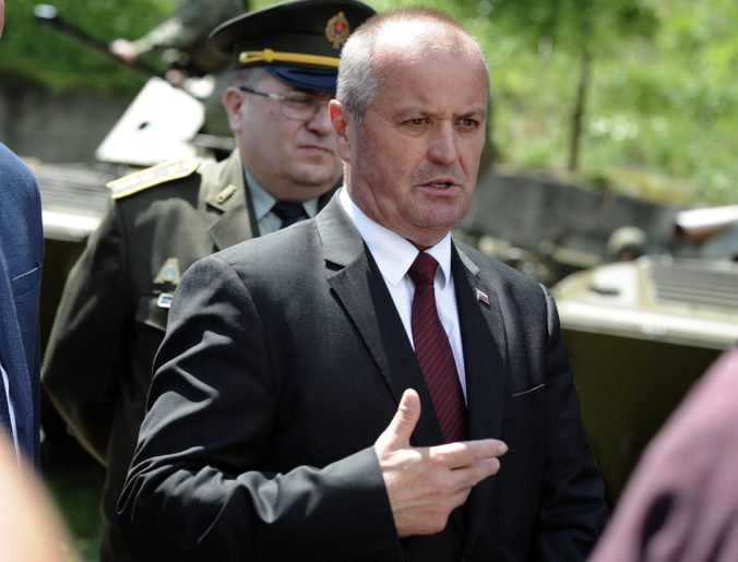 Foto: Minister Gajdoš odovzdal vojakom nové bojové vozidlá, podľa Zmeka ich použijú na Pobaltí