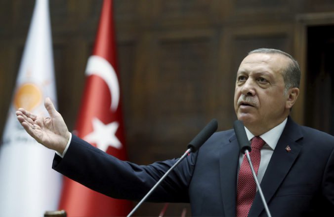 Turci si vynútili stiahnutie plagátu z predajne novín vo Francúzsku, Erdogana označil diktátorom