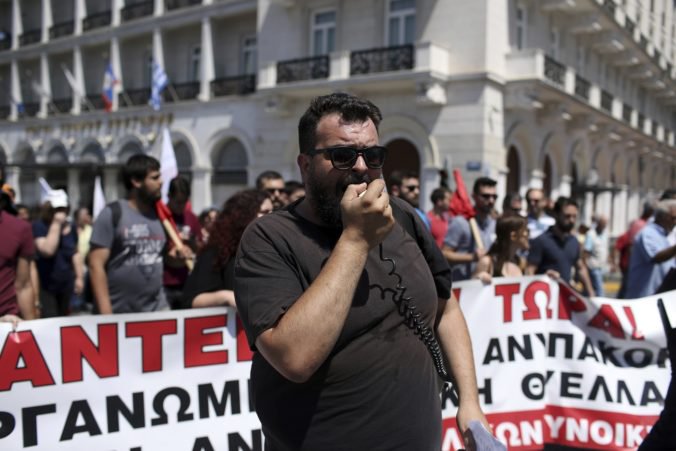 Grécko vstúpilo do generálneho štrajku, odbory odmietajú predĺženie úsporných opatrení vlády