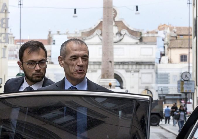 Ekonóm Cottarelli počká na ďalší vývoj, načrtol novú možnosť vzniku politickej vlády v Taliansku