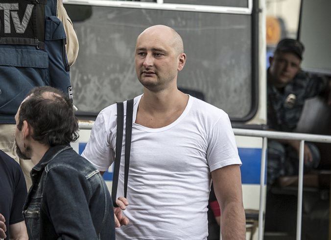 Rusko odmieta cynické obvinenia z vraždy novinára Babčenka, ponúka Ukrajine pomoc s vyšetrovaním