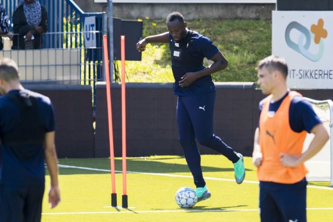 Video: Usain Bolt skúšal šťastie na tréningu v nórskom futbalovom tíme, chce si zahrať aj zápas