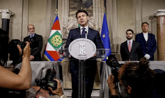 Taliansko bude mať novú populistickú vládu, premiérom sa stane politický nováčik Conte