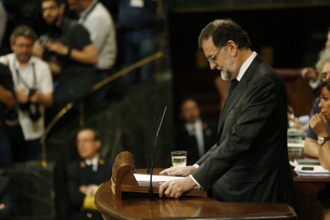 Španielsky parlament vyslovil nedôveru premiérovi Rajoyovi, k moci sa dostane proeurópska strana