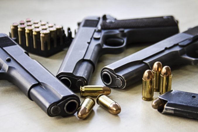 Česká polícia rozbila nebezpečný gang, ktorý údajne vyrobil a predal zbrane za desaťtisíce eur