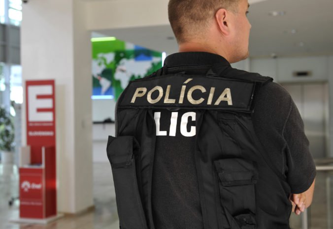 Ozbrojený muž držal rukojemníčku v banke v Krompachoch, políciu privolal núdzový signál o lúpeži
