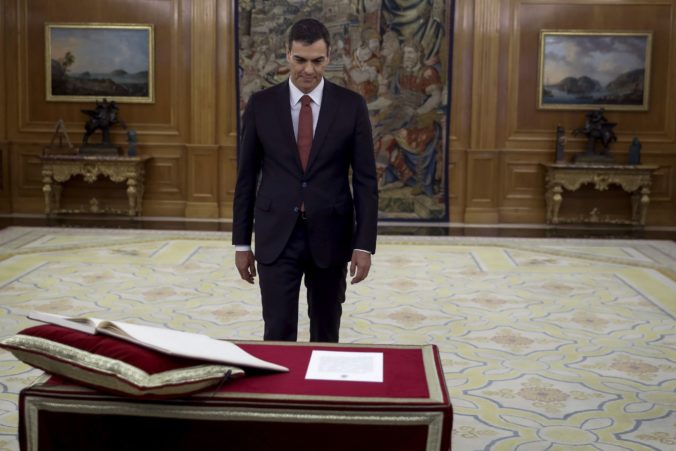 Španielsky premiér Sánchez chce bojovať proti korupcii, kritizoval Rajoyov prístup ku Katalánsku