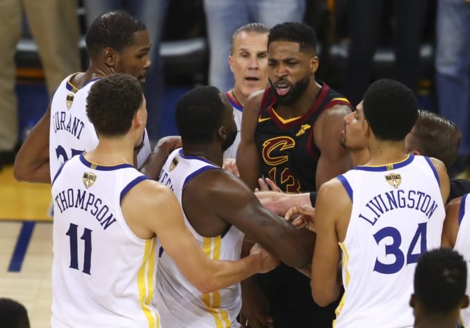 Hráči Cavaliers sa po incidente so súpermi vyhli dištancu, nastúpia do druhého zápasu finále NBA