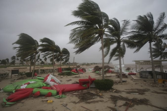 Video: Cyklón Mekunu zabíjal na Arabskom polostrove, zaplavil cesty a postŕhal elektrické vedenia