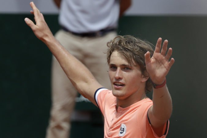 Zverev po náročnom súboji postúpil do štvrťfinále Roland Garros, Djokovič hladko zvíťazil