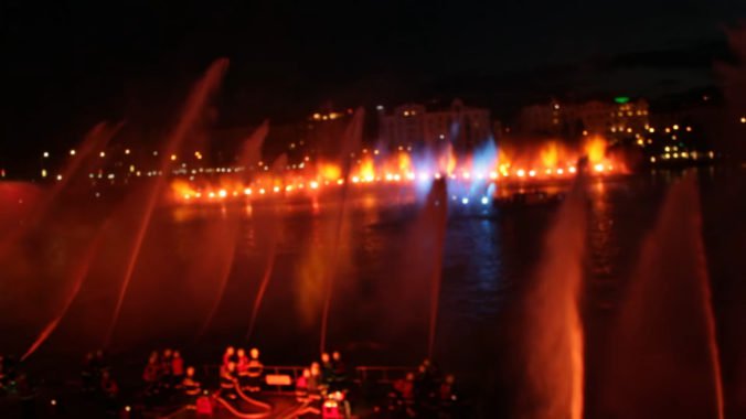 Video: Hasiči sa v Prahe postarali o poriadnu show, vytvorili najväčšiu fontánu na svete