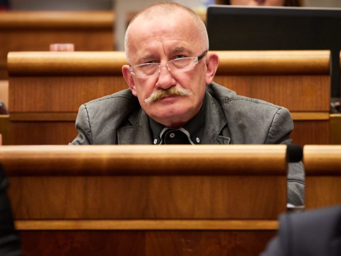 Súd s poslancom z Kotlebovej ĽSNS pokračuje, zvažujú tiež výsluch svedkov
