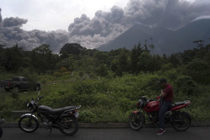 Video: Guatemalská sopka Fuego vybuchla, erupcia si vyžiadala obete, zranených aj nezvestných