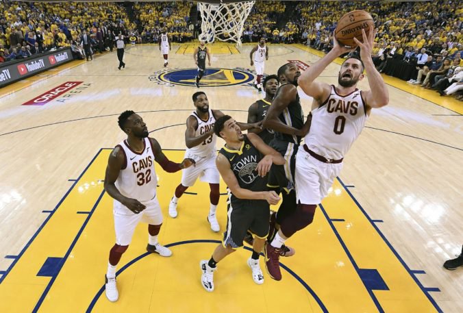 Video: Warriors nedali Cavaliers šancu v 2. finále NBA, Stephen Curry zatienil LeBrona Jamesa