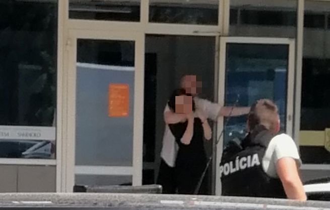 Foto: Obvinili muža, ktorý s tĺčikom v ruke prepadol banku v Krompachoch