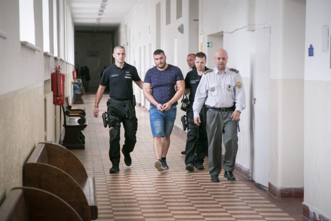 Video: Sudca vzal do väzby Juraja H., ktorý dokopal Filipínca v centre Bratislavy