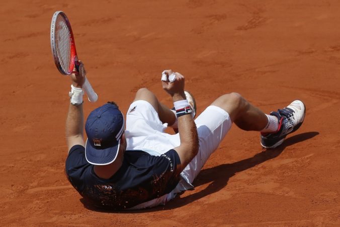 Schwartzman predviedol obrat v zdĺhavej bitke a postúpil do štvrťfinále turnaja Roland Garros