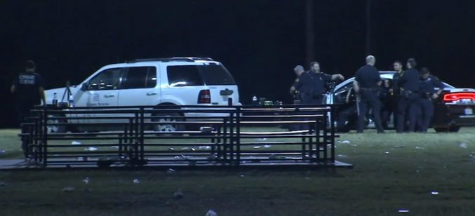 Video: Muž v Dallase zaútočil počas futbalového zápasu na divákov, niektorí mu streľbu opätovali
