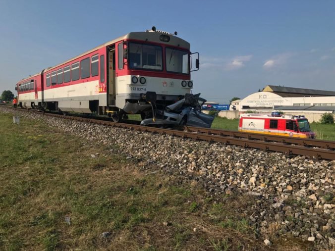 Foto: Marek na Octavii neprežil zrážku s vlakom, železničné priecestie bolo bez závor