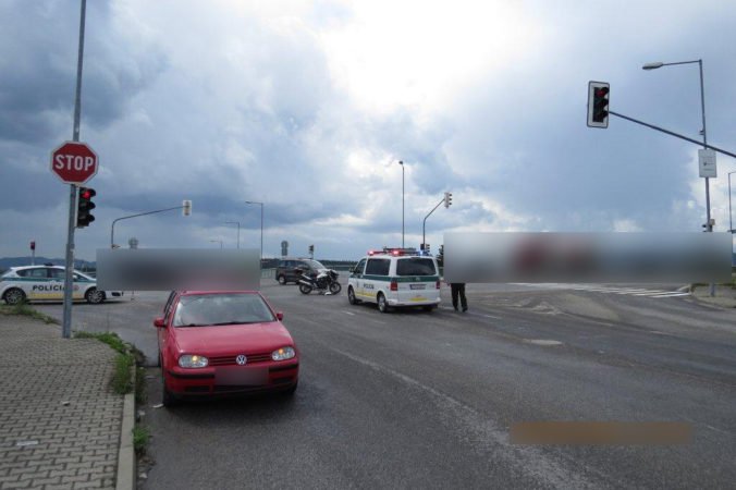 Foto: Vodič Golfu sa zrazil s motocyklistom, polícia hľadá svedkov dopravnej nehody