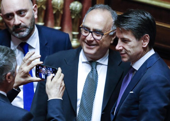 Nová talianska populistická vláda získala dôveru senátu, premiér Conte odsúdil zlyhanie Európy