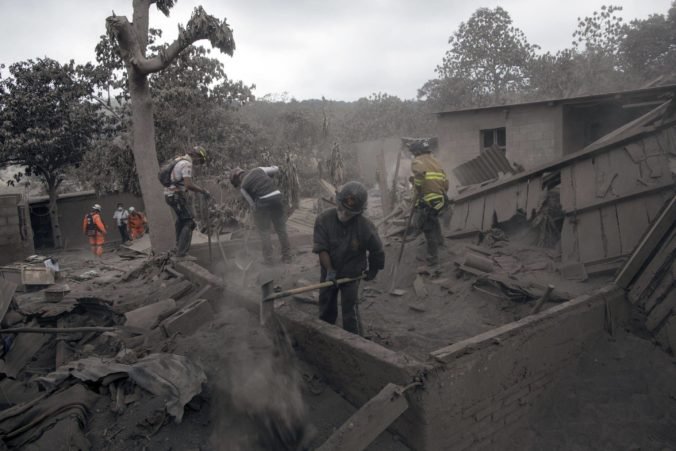 Činnosť sopky Fuego v Guatemale sa zvyšuje, úrady hlásia desiatky mŕtvych a vyše 150 nezvestných