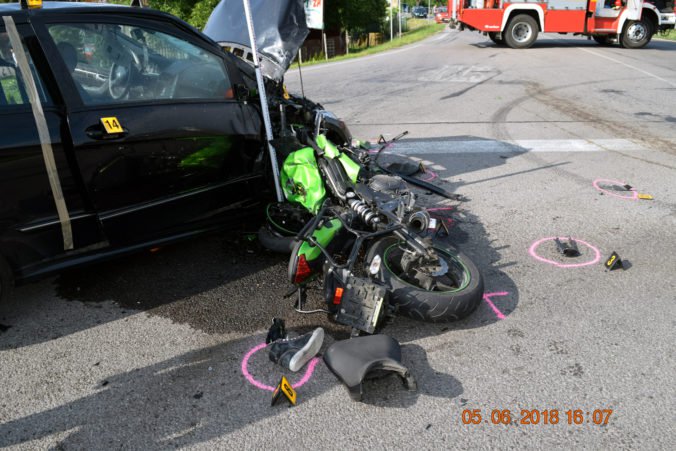 Foto: Vodička Mercedesu nedala pri odbočovaní prednosť, motocyklistka zrážku neprežila