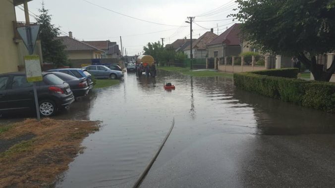 Foto: Západ Slovenska bičuje silný dážď, zasahujú hasiči
