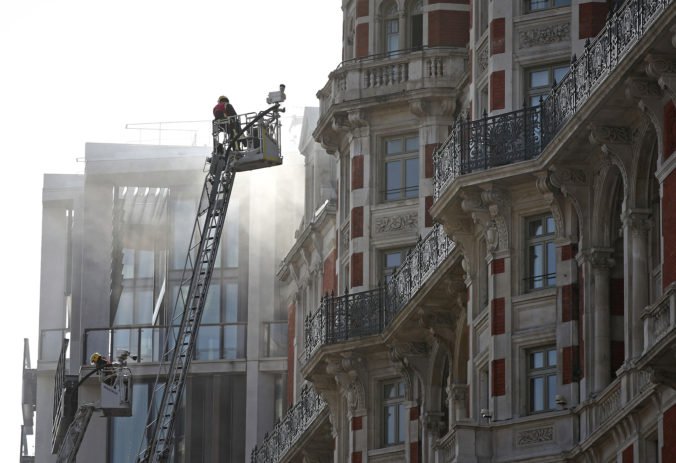 Video: Luxusný londýnsky hotel zachvátil požiar, uzavretie ulice spôsobilo dopravný chaos