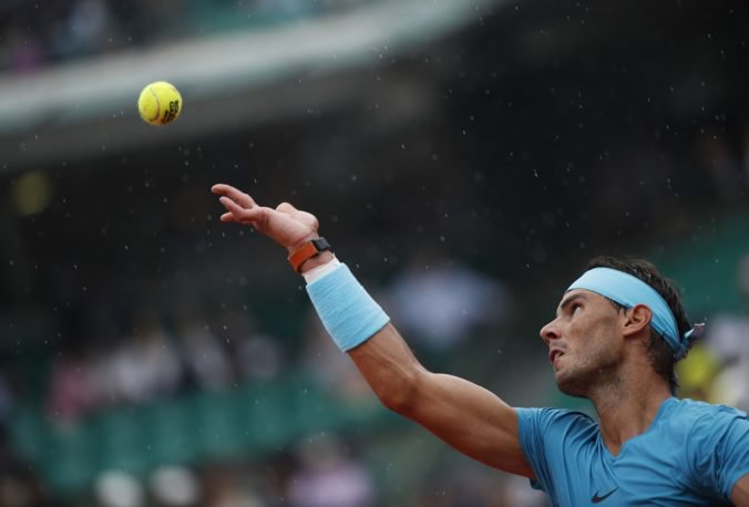 Štvrťfinálové zápasy Roland Garros v mužskej dvojhre prerušené, Nadal prišiel o úspešnú sériu