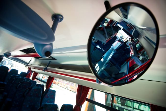 Vláda v Estónsku chce zaviesť cestovanie autobusmi zdarma, niektoré okresy to odmietajú