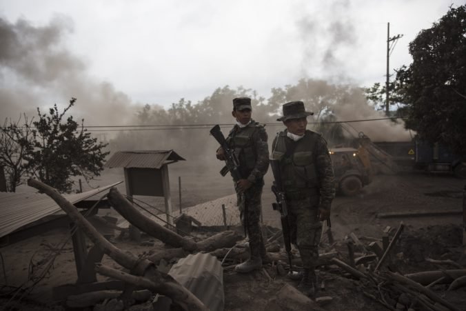 Výbuch sopky Fuego má už takmer sto obetí, záchranné práce komplikuje dážď