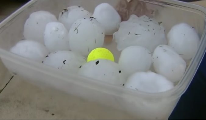Video: Silná búrka s krúpami veľkosti bejzbalovej loptičky napáchala stámiliónové škody