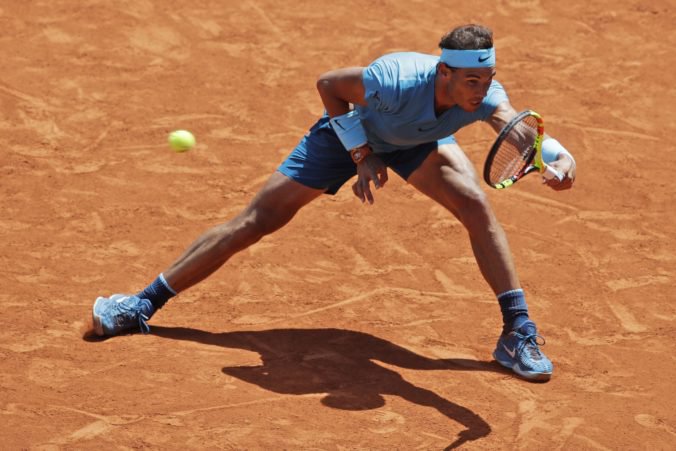 Nadal si po jedenásty raz zahrá semifinále Roland Garros, pomohla mu dažďová prestávka